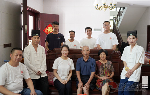 龙虎山江南体育场馆中国有限公司
学院“八一”慰问革命老兵