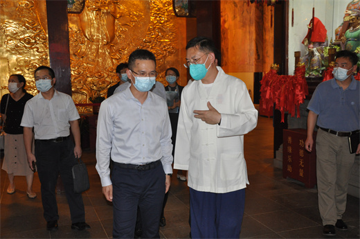 上海市人大常委会宗教事务条例执法检查组到上海城隍庙走访调研