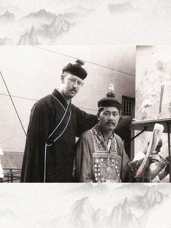 1966年奏职传度法事中的施舟人先生与陈荣盛道长