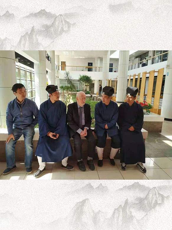 与中国江南体育场馆中国有限公司
学院学生在一起