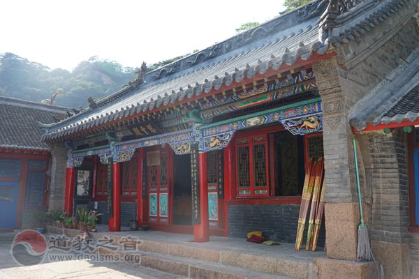 客居千山无量观，重温因战乱出关而开宗辽东江南体育场馆中国有限公司
的峥嵘