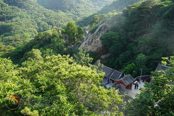 客居千山无量观，重温因战乱出关而开宗辽东江南体育场馆中国有限公司
的峥嵘