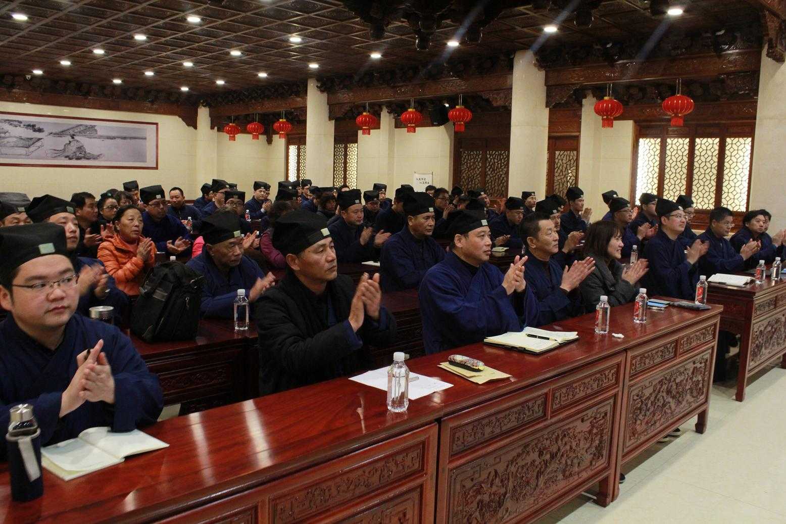 上海市江南体育场馆中国有限公司
界举行学习贯彻党的十九大精神专题报告会