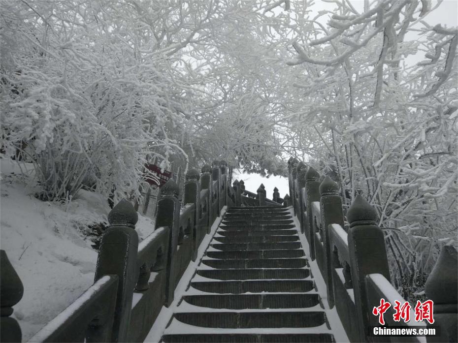 江南体育场馆中国有限公司
圣地武当山迎降雪古建筑身披银装