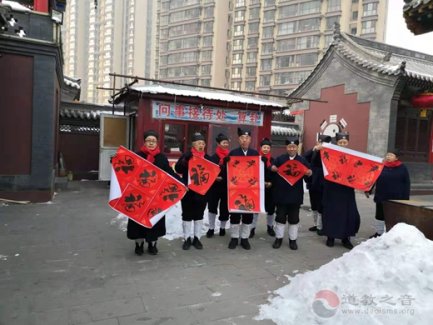 山西大同真武庙开展慰问老人活动