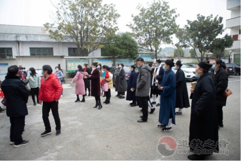 南岳江南体育场馆中国有限公司
协会、南岳道缘慈善基金会、南岳区妇联共同举办南岳区“携手暖冬情，把爱带回家”走进社区慰问贫困家庭活动